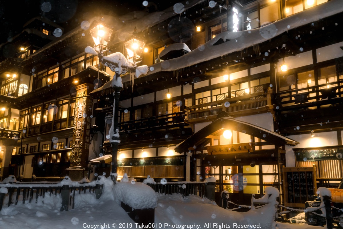 まるでジブリの映画な世界!雪景色の広がる冬の銀山温泉を撮る